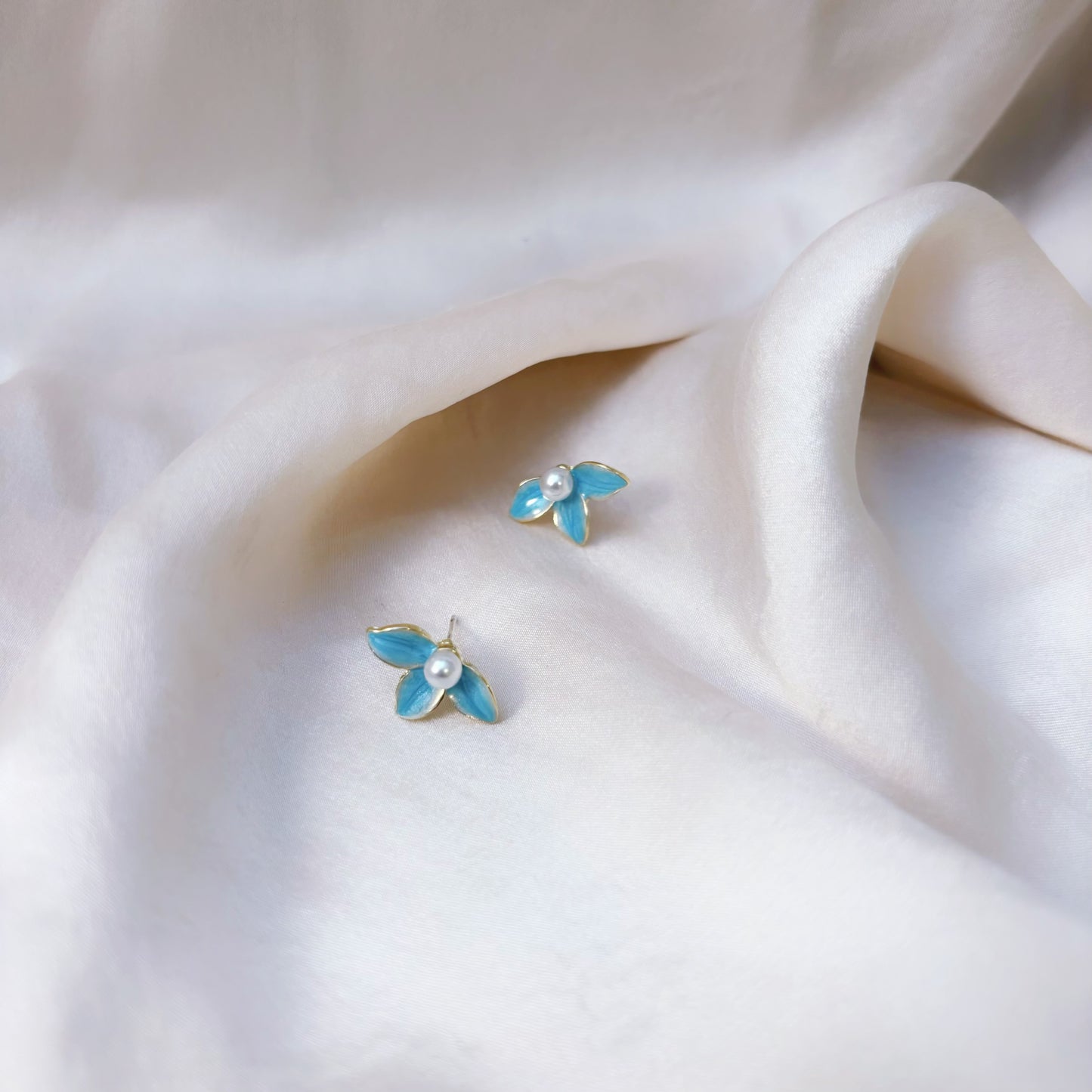 Birdbill Blue Flower Earring